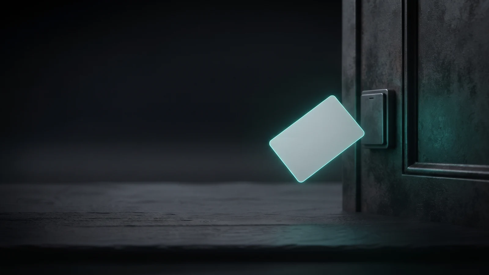 Puerta de acero oscura y desgastada con un lector de tarjetas apagado, y una tarjeta de acceso con el borde luminoso en teal flotando junto al lector; amplio espacio vacío a la izquierda.