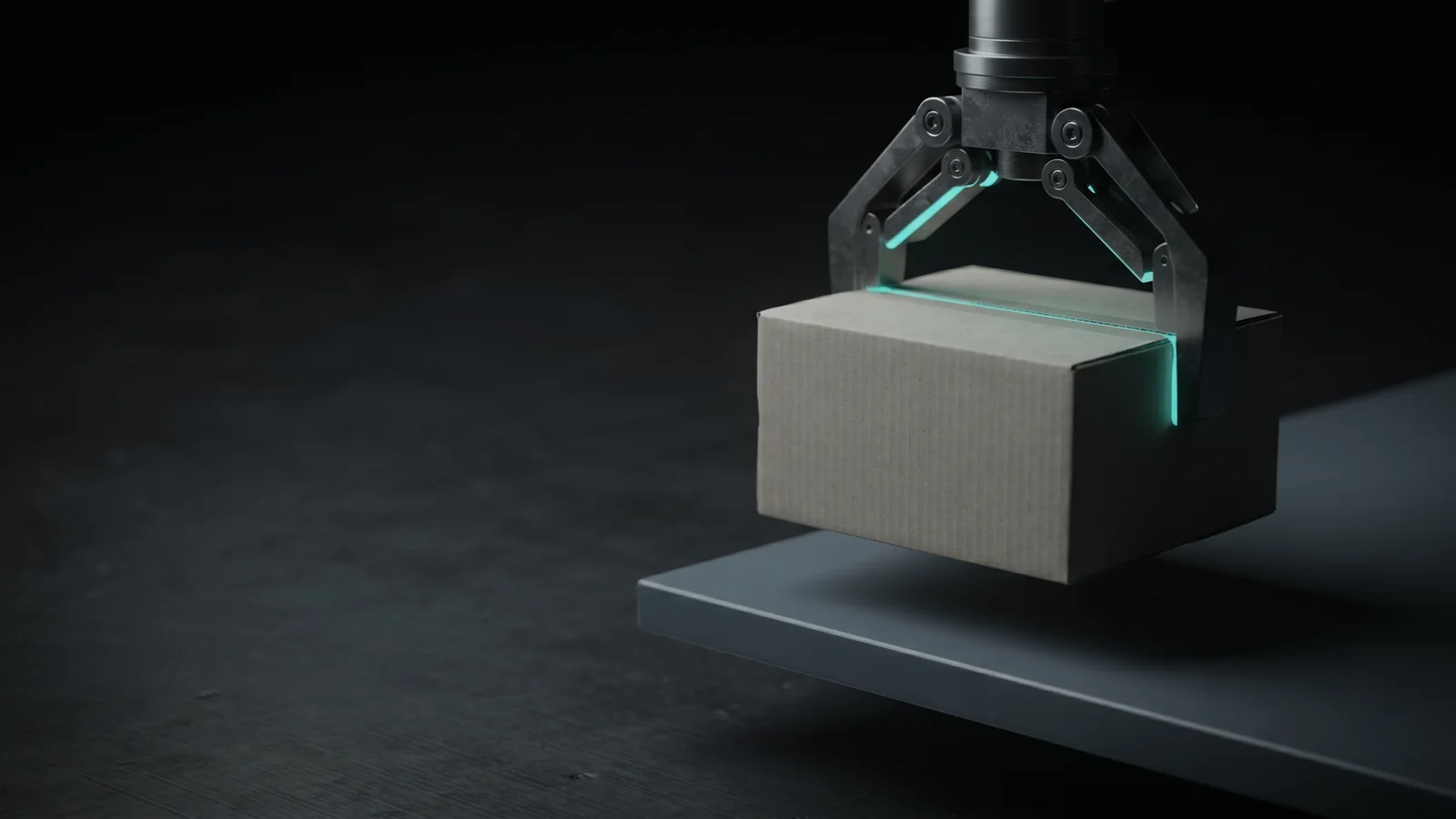 Una garra robótica de metal oscuro sostiene una caja de cartón sin marca sobre una repisa, con una franja de luz teal donde la sujeta; fondo casi negro y amplio espacio a la izquierda.